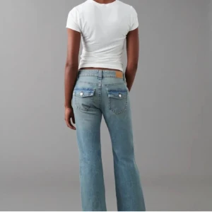 Y2k low bootcut jeans - Lowcut y2k bootcut jeans från Ginatricot! Går ner till ankalrna på mig som är 172 cm. Säljer eftersom jag råkade köpa två likadana😭