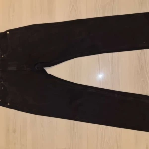 Svarta jeansbyxor från 157 - Svarta jeansbyxor från 157 med klassisk femficksdesign och raka ben. Jeansen har normal passform.. Perfekta för dig som gillar en enkel och stilren look.