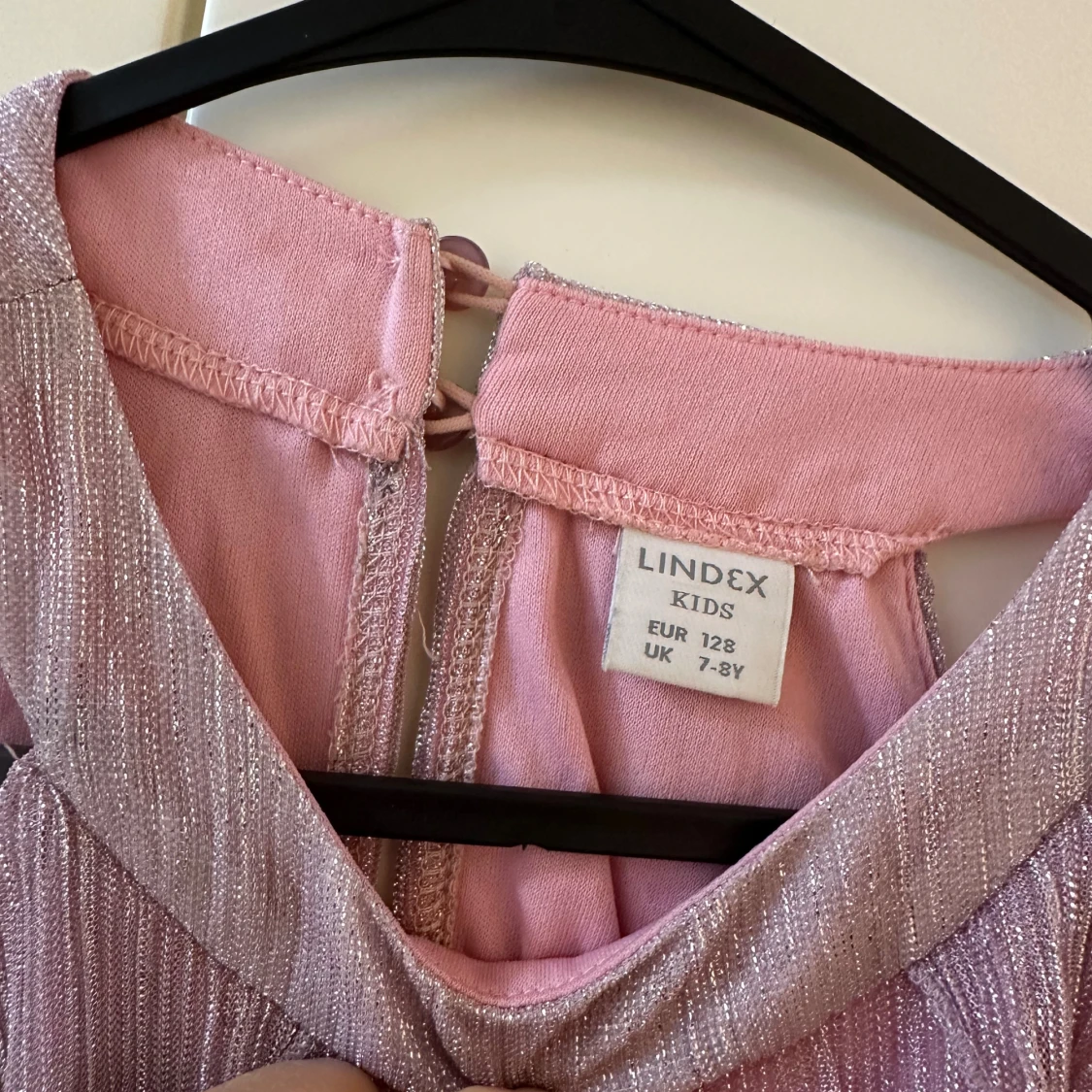 Glittrig rosa klänning från Lindex - 2