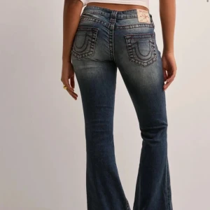 True Religion Ultra low rise  - Säljer mina  True Religion jeans i storlek W26, Har sytt lite på dem, så de passar för dig som är kortare !  Finns ett litet riv längst ner, men inget som stör helhetsintrycket – de sitter fortfarande jättefint och är superbekväma ! Bilder är lånade men fråga gärna om bilder!