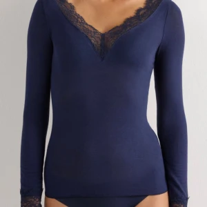Mörkblå intimissmi blus - Mörkblå blus från intimissmi med superfina spetsdetaljer, storlek S och den är i fint skick 💕