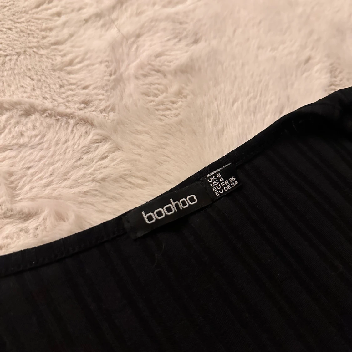 Svart långärmad topp med slits  - 2