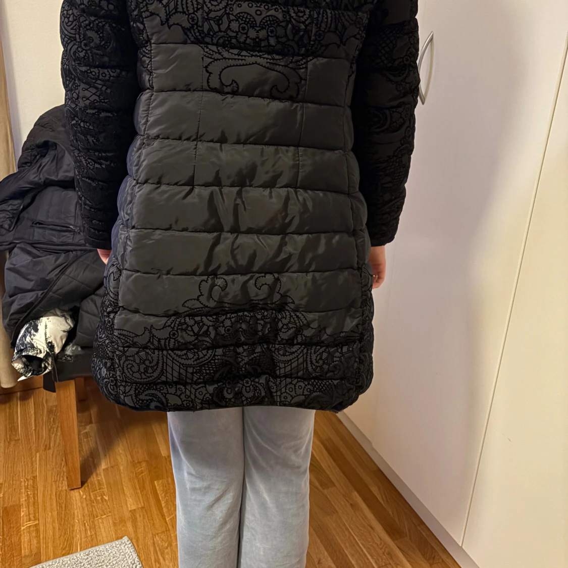 Svart mönstrad pufferjacka Moda Piu Anna - 2