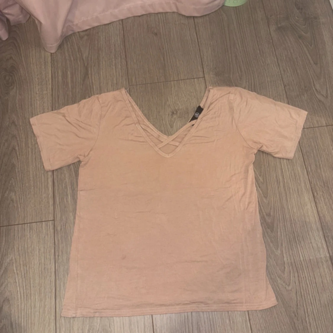 Beige v-ringad topp med korsdetalj