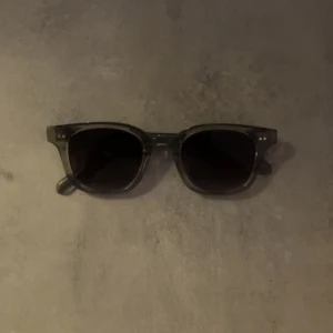 Gråa chimi solglasögon - Gråa Chimi solglasögon. Unisex. Skriv bara om frågor