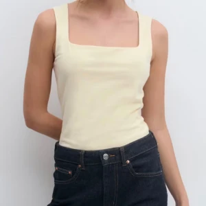 Ljusgul topp - Ljusgul topp från Gina, storlek S, använd fåtal gånger🩷