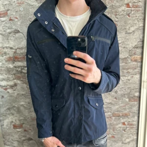 Riley field jacket - Säljer denna riktigt feta Riley field jacketen i mycket bra skick!⭐️Storlek 50 vilket passar S/M!🤝Nypris = 3000kr!🙌Hör gärna av er om ni har funderingar!👍