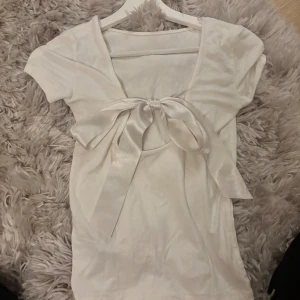 T-shirt med rosett - Jätte söt, aldrig använd.