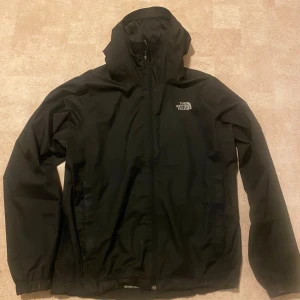The North Face Vindjacka - Knappt använd vindjacka. Inga defekter förutom missande N på framsidan (med på bild) pris kan diskuteras