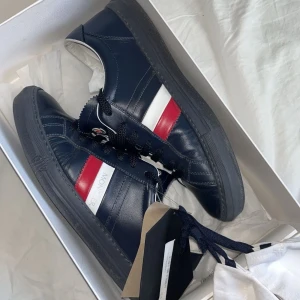 Moncler skor - Ett par riktigt feta moncler skor som inte är allt för mycket använda och allt og ingår (dustbag, Kvitto, Box) Bara att höra av er vid intressen! VgM.