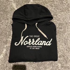 The grate Norrland hoodie - En ”the grate Norrland” hoodie i väldigt bra skick det är bara att skriva vid frågor eller intressen passar som M men står L