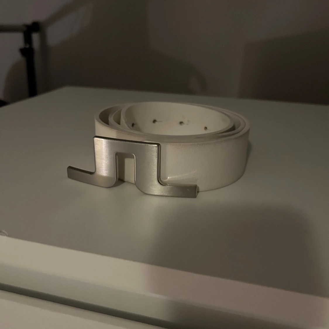 Vit skinnbälte från J.Lindeberg