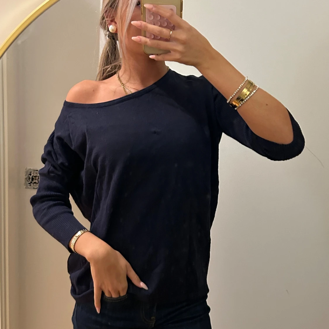 Mörkblå offshoulder stickad tröja - 2