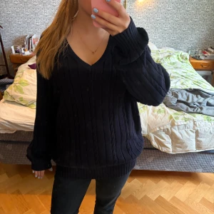 Mörkblå stickad v-ringad tröja - Mysig mörkblå stickad tröja från Brandy Melville. Tröjan är one size men skulle säga att den upplevs som en L. Knappt använd 💗