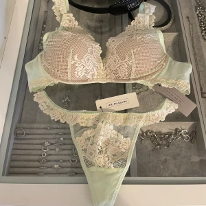Spetssett från Intimissimi, utgått - Helt nytt med prislapp, ljus mintgrönt set från Intimissimi med blommig spets. Bh storlek 70c, trosor i S. Finns inte att köpa längre! Säljer hela för 750kr, nypris över 900kr!  
