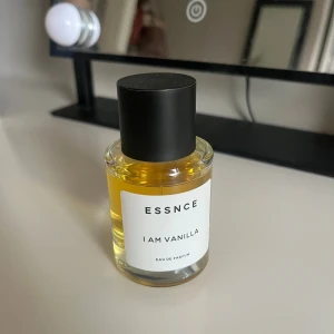 Essnce parfym  - Parfymen är nästintill helt full, köpt för ca 6 månader sedan🌸  I Am Vanilla öppnar med flirtiga och lekfulla noter av jordgubbe, vanilj och orkidé. Den bäriga jordgubben blandas med len vanilj och blommiga, lite pudriga noter av orkidé. I hjärtat hittar vi tonkaböna som har en söt, krämig och varm doft som också adderar lite kryddighet och fördjupar sötman ännu mer. Bland basnoterna hittar vi amber wood, mysk och brunt socker som adderar träighet, ytterligare mjukhet och karaktär. 