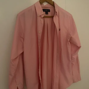 Ralph Lauren Skjorya - Stilren, elegant och fräsch skjorta från Ralph Lauren - Storlek: 18/S - Skick: 9/10 - Nypris: ≈ 2k - Mitt pris: 399kr - Passar dig som är 175-180cm isch - DM vid frågor & funderingar! 🙌🏻