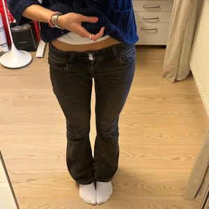 Svartgråa jeans - Lågmidjade bootcut jeans från Gina som är uppsprätta nertill, stl 158 men passar mig som är 172💞