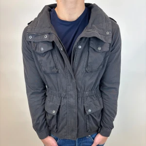 Field jacka - Hej, säljer nu denna väldigt snygga och eftertraktade Field jackan som är perfekt nu till hösten/ vintern! Storlek M  Bra skick  Fraktas spårbart vis Instabox, PostNord eller bring!  Vid minsta lilla fundering så är det bara att höra av sig! 