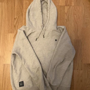 Grå hoodie från Morris  - Säljer nu denna hoodie från Morris som är i storlek xs och passar 160-170. Den är i mycket bra skick