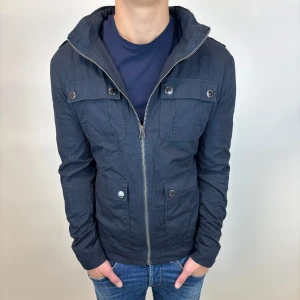 Field jacka från selected Homme - Hej, säljer nu denna väldigt snygga och eftertraktade Field jackan från selected homme som är perfekt nu till hösten/ vintern! Storlek S  Bra skick  Fraktas spårbart vis Instabox, PostNord eller bring!  Vid minsta lilla fundering så är det bara att höra av sig! 