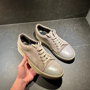 Gråa sneakers från lanvin - Hejsan! Jag säljer nu dessa riktigt feta skor ifrån lanvin u storlek uk6: vilket motsvarar ungefär 40-41. Dem är i bra skick förutom att mockan är sliten. Hör av er om ni har frågor!😊
