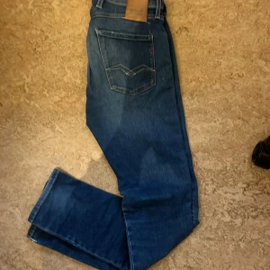 Blå Replay Hyperflex jeans skinny fit - Säljer ett par blå Replay Hyperflex jeans med skinny fit. Jeansen har klassisk femficksdesign, snygga sömmar på bakfickorna och är tillverkade i stretchigt denim för extra komfort. Perfekta för dig som gillar en tajt och modern look.