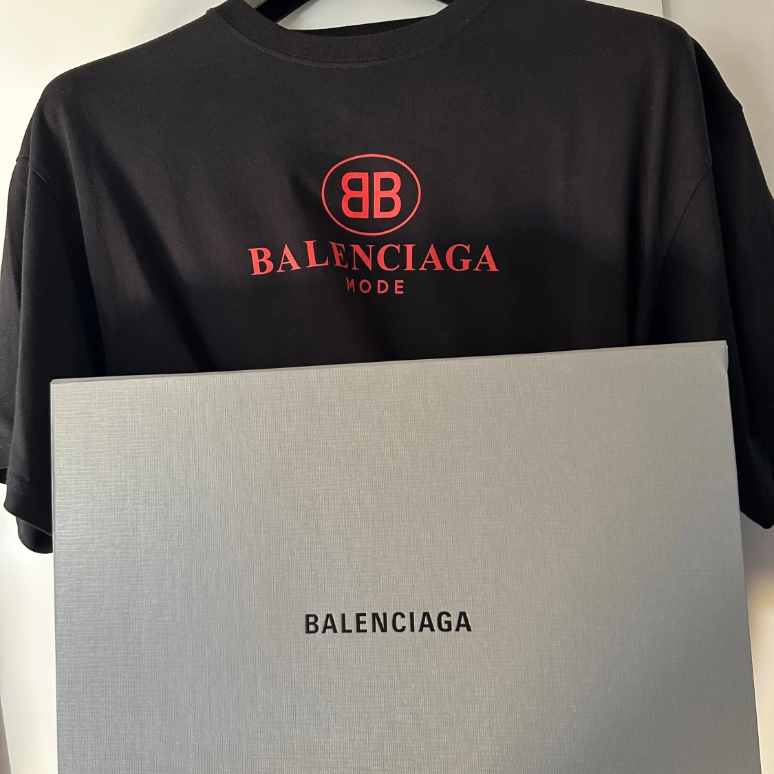 Svart Balenciaga t-shirt med röd logga - 3
