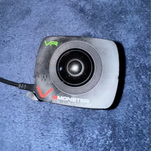 Monster Vision VR Actionkamera CAWVR-0360 - Monster Vision VR actionkamera med modell CAWVR-0360. Utrustad med bred lins för VR-inspelning, LCD-display och flera kontrollknappar. Kameran är i gott skick med mindre yttre slitage, fungerar utmärkt för äventyr och sport. Batteri: 1500mAh.