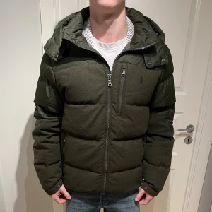 Ralph Lauren Gorham hybridjacka - Säljer en otroligt sällsynt å skön Raffe vinterjacka! | Mycket fint skick utan defekter! | Storlek M. | Ställ gärna frågor innan du köper!