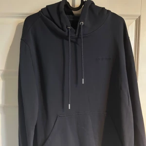 Mörkblå hoodie från J.Lindeberg - Jag är 185cm 80kg