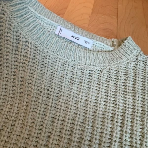 Ljusgrön stickad tröja från MNG - Säljer en ljusgrön stickad tröja från MNG i storlek L. Tröjan har grovstickad struktur, rund hals och långa ärmar. Den är loose fit och har breda muddar vid hals och nederkant. Perfekt för dig som gillar chill och enkel stil.