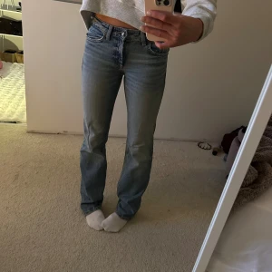 Low waist jeans - Säljer ett par low waist jeans från Zara i storlek 34. 