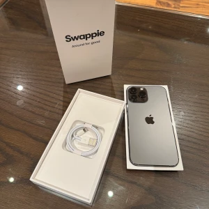 iPhone 13 Pro - IPhone 13 Pro Max, helt ny inga skador eller repor på telefonen, batterikapacitet ligger på minst 87% men kan vara upp till 99%. Priset är inte skrivet i sten och kan förhandlas.