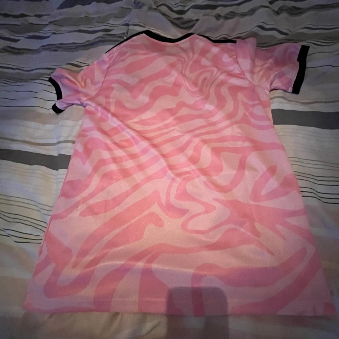 Rosa Stüssy x Adidas fotbollströja M - 1