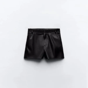 Zara skinnshorts  - Säljer ett par populära skinnshorts från Zara, slutsålda i storlek S! Skriv vid frågor 🥰 Inga skavanker elelr liknande 