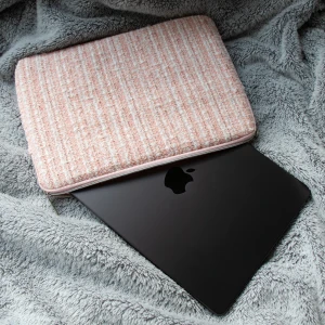 Rosa datorfodral - Köp sker via chatten och inte direkt på annonsen. Supersött och elegant datorfodral i rosa och vitt tweed-tyg med silverfärgad dragkedja.  Ger en chic look samtidigt som det skyddar din dator. Passar datorer som är 13-14 tum.