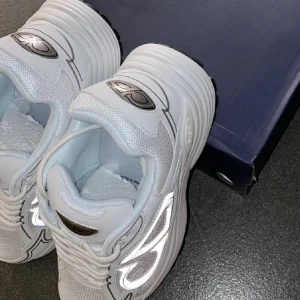 Dior b30 - 🐑Dior b30🐑🤍Perfekt för att ge din outfit en lyxig touch🤍Vid fler bilder eller frågor är det bara att skriva🤍