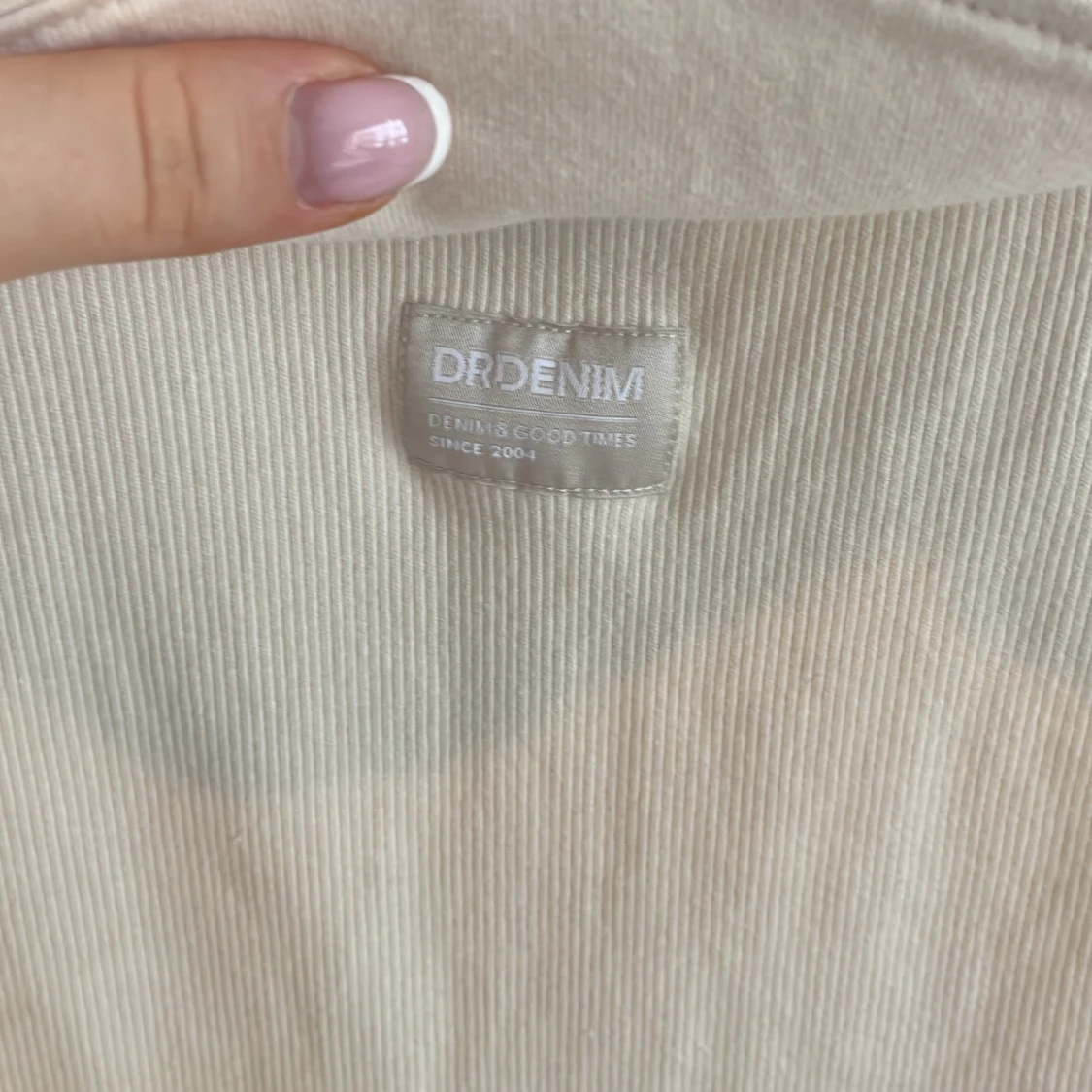 Krämvit ribbad klänning från Dr Denim - 3