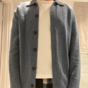 Ullkofta COS - Säljer en blå ullkofta från COS i relaxed fit, sjukt skön och snygg! Passar både med skjorta och t shirt för en mer avslappnad stil. Enbart använd 1 gång!! Hojta vid fler frågor.