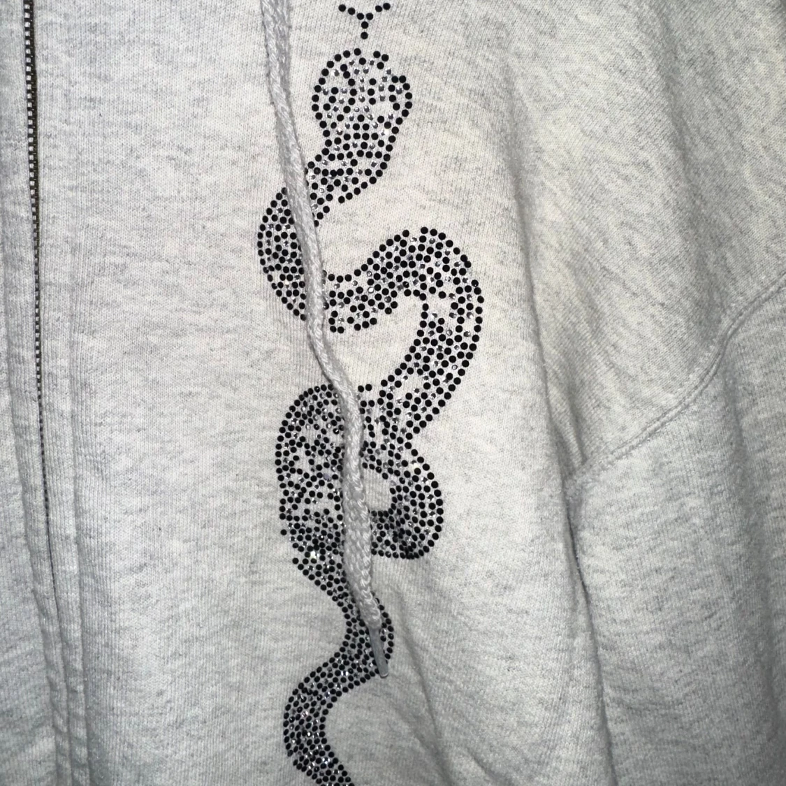 Grå hoodie med strass och orm - 3