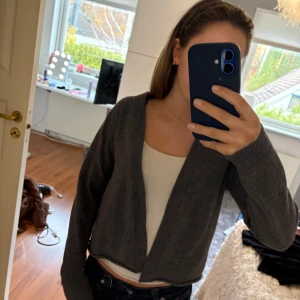 Grå kofta från Selected - Använd ett fåtal gånger men bra kvalitet! Saknar knappar att knäppa den och står ingen storlek men skulle uppskatta XS🌸