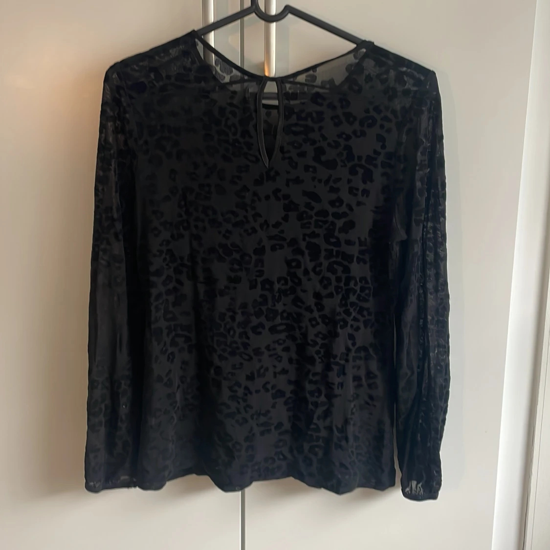 Svart meshblus med leopardmönster 365 - 1