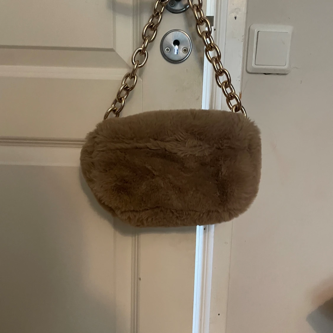 Beige fluffig axelväska från H&M - 1