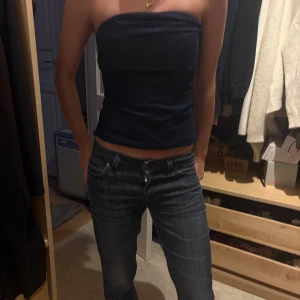 Snygg fest topp  - Säljer en jättefin tup top tröja från Zara, älskar tröjan och tycker den är väldigt snygg men tyvärr för liten över bysten. Skriv för mer bilder🤗 använd en gång❣️