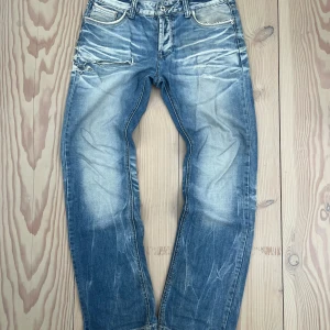 Fishbone Jeans - Tjena! Fishbone jeans med sjukt snygga fades och slitningar, straight regular fit. Storlek 31/32. Pris kan självklart diskuteras!