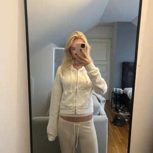 Vit kofta från Brandy Melville - Säljer denna super snygga kofta från Brandy Melville då den ej kommer till användning💕 Storleken är One Size och den är i mycket bra skick, knappt använd🫶