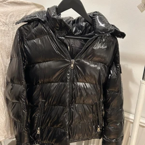 Moncler Jacka M - Säljer nu min moncler jacka pga att jag inte använder den längre. Jackan är i bra skick och väldigt bekväm men lite sliten Kalle anka bild på insidan vilket bild 5 framhäver. QR koden fungerar. Säljer den för 1 500 men pris kan även diskuteras 