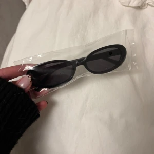 Svarta ovala solglasögon  - Supersnygga och cool detalj, helt nya!!❤️