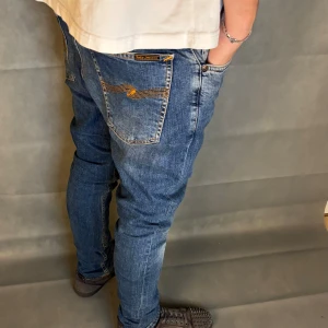 Nudie Skinny lin Jeans W29/L32 - Nudie Skinny lin Jeans W29/L32 Mörkblå denim med bekväm passform och lätt stretch. I fint skick – inga hål eller fläckar, bara lätt slitage. Nypris ca 1 500–2 000 kr.  Mått: A: 37 cm | B: 23 cm | C: 15 cm | D: 81 cm (Modellen: 172 cm / 55 kg)  💸 Pris: 499 kr